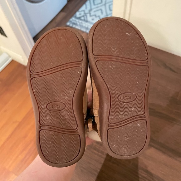 Toddler Ugg size 7 - never worn - Picture 2 of 4